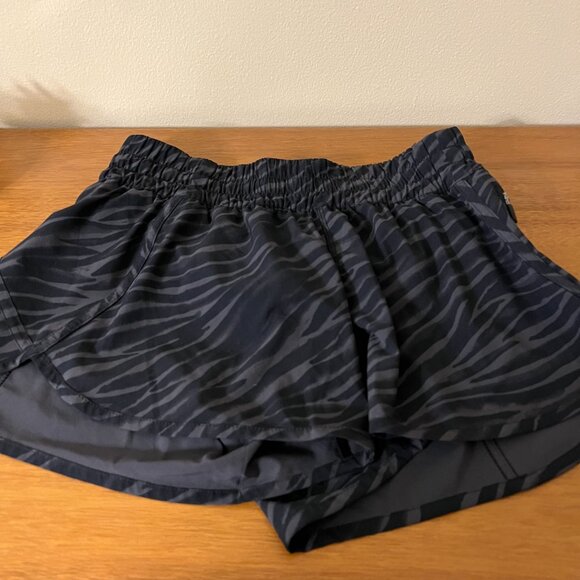 Lululemon Tracker Short Size 8 Le Tigre Camo Deep Coal Multi (Zebra) - Picture 2 of 5